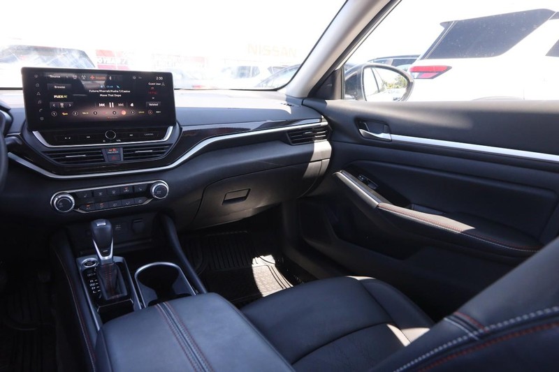 Nissan Altima Vehicle Image 24