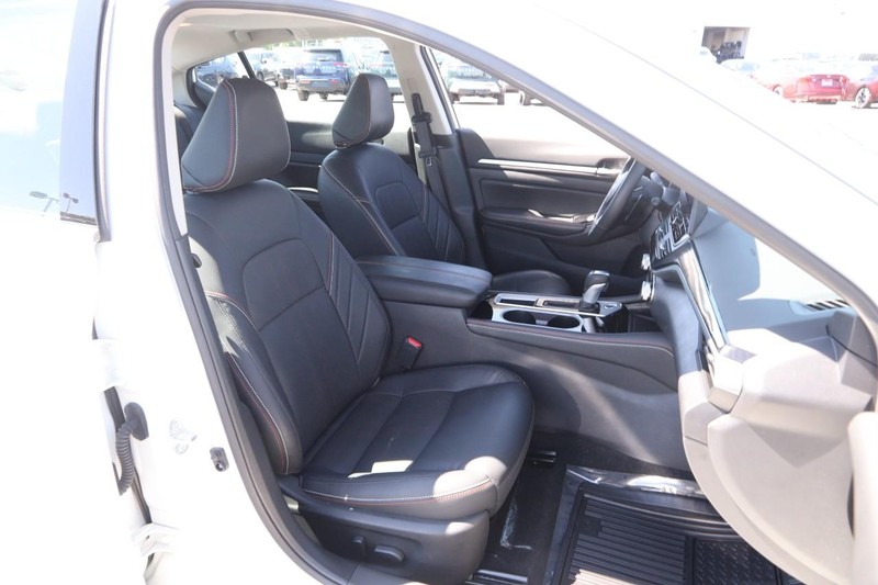 Nissan Altima Vehicle Image 25