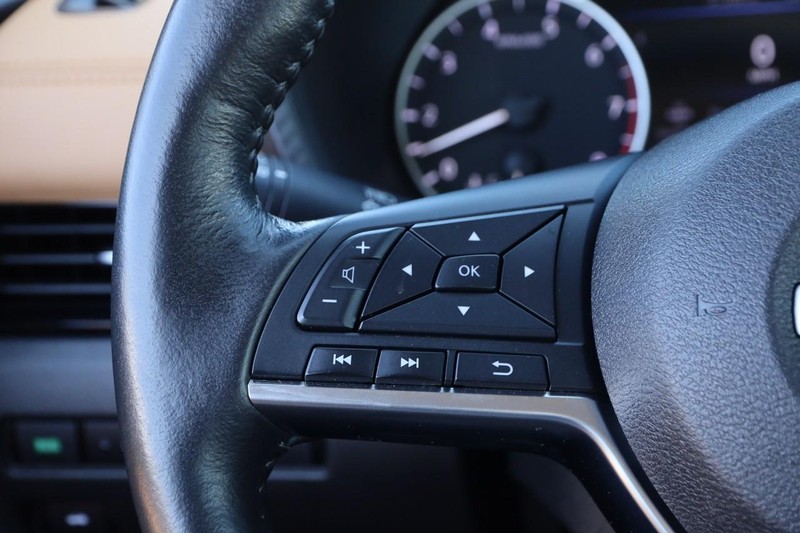 Nissan Sentra Vehicle Image 12