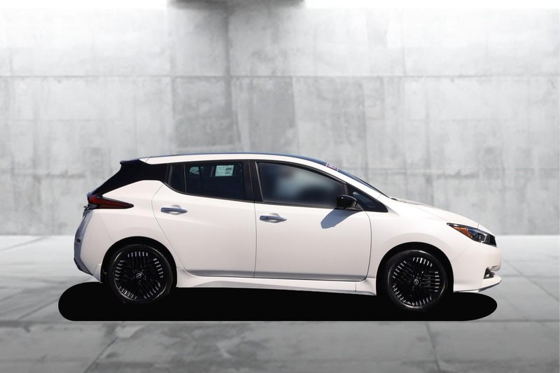Nissan LEAF Vehicle Image 05