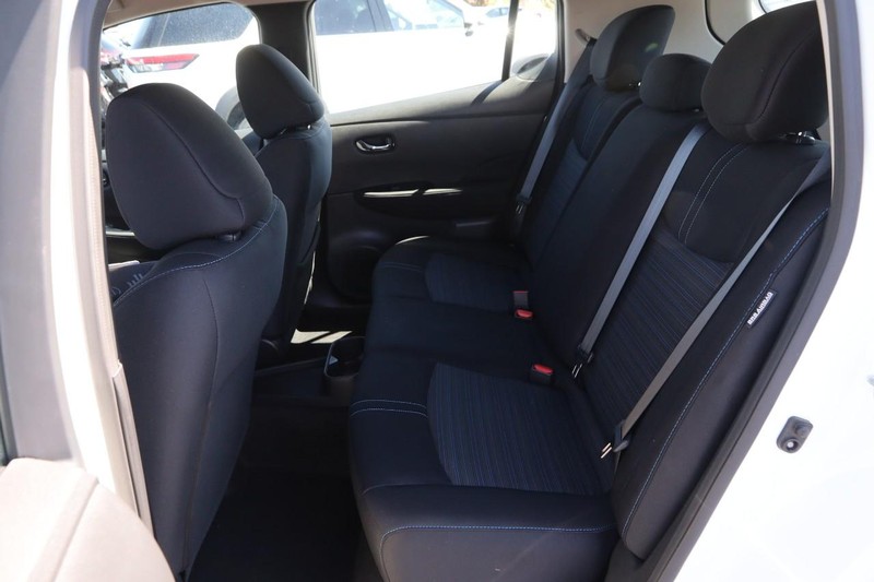 Nissan LEAF Vehicle Image 09