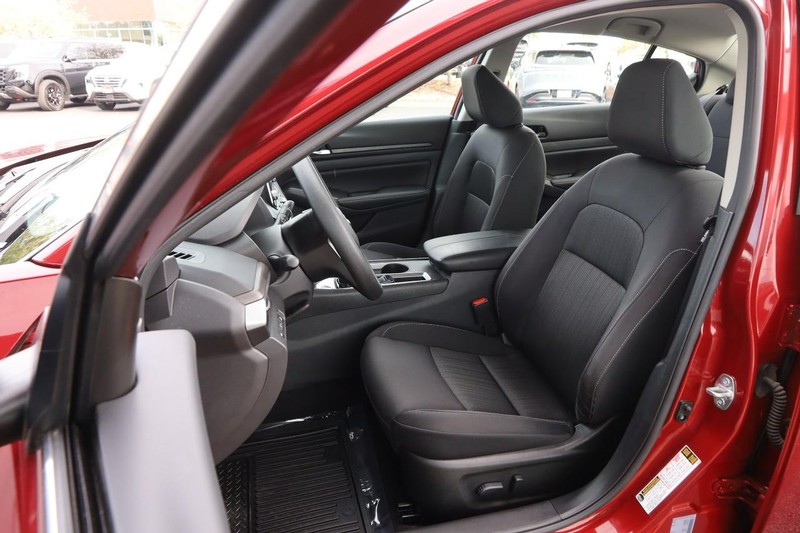 Nissan Altima Vehicle Image 08