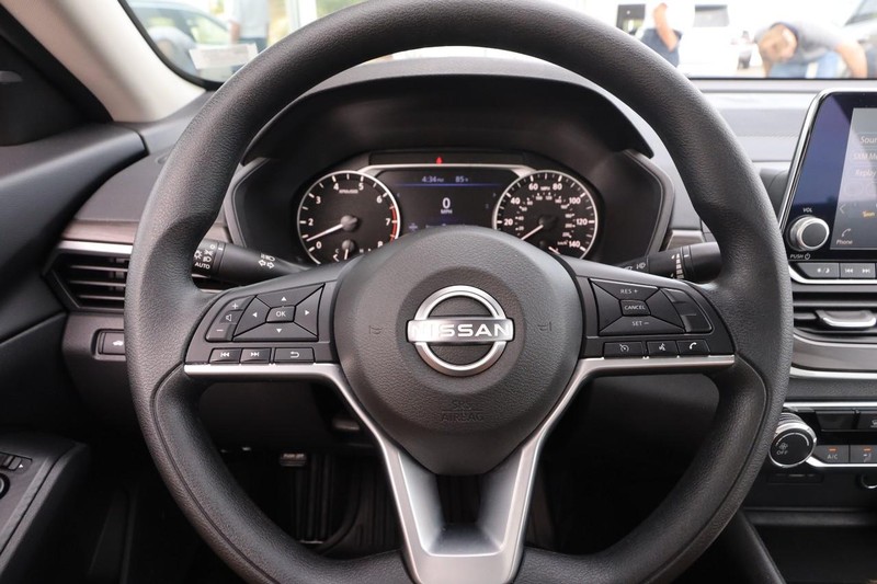 Nissan Altima Vehicle Image 10