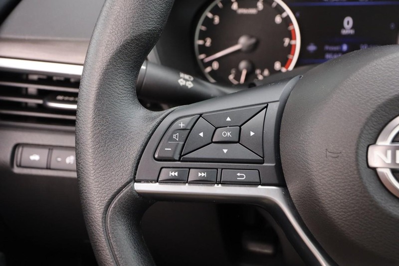 Nissan Altima Vehicle Image 11