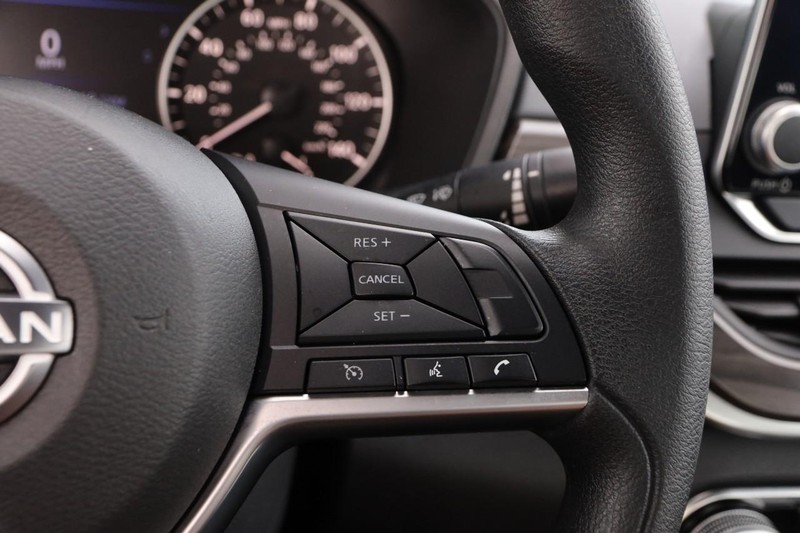 Nissan Altima Vehicle Image 12