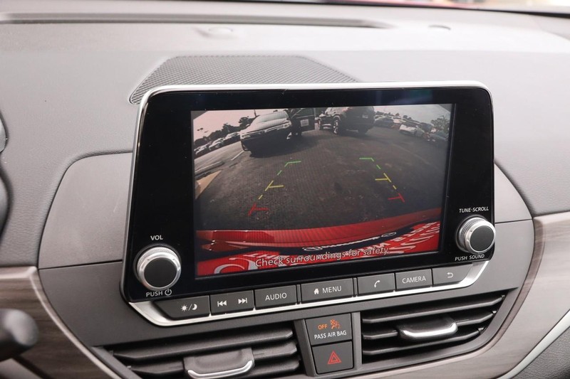 Nissan Altima Vehicle Image 16