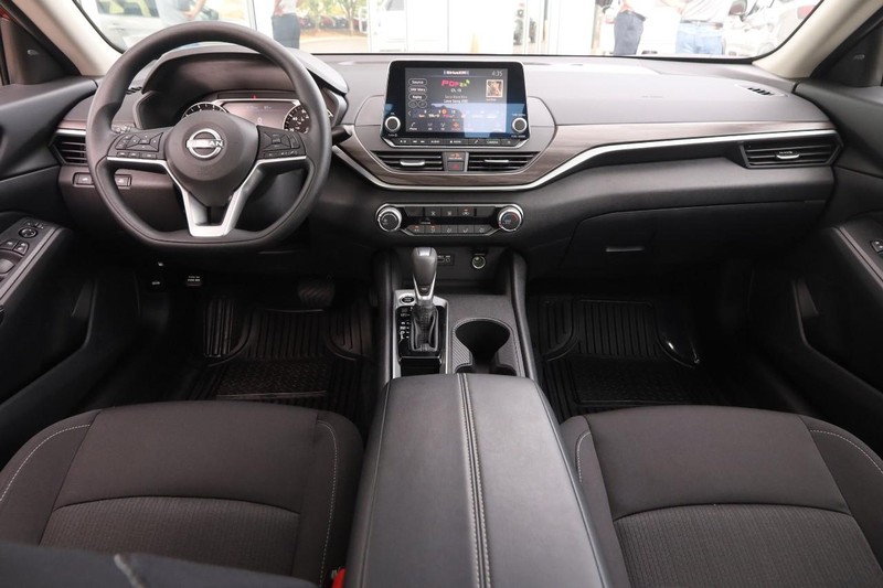 Nissan Altima Vehicle Image 19