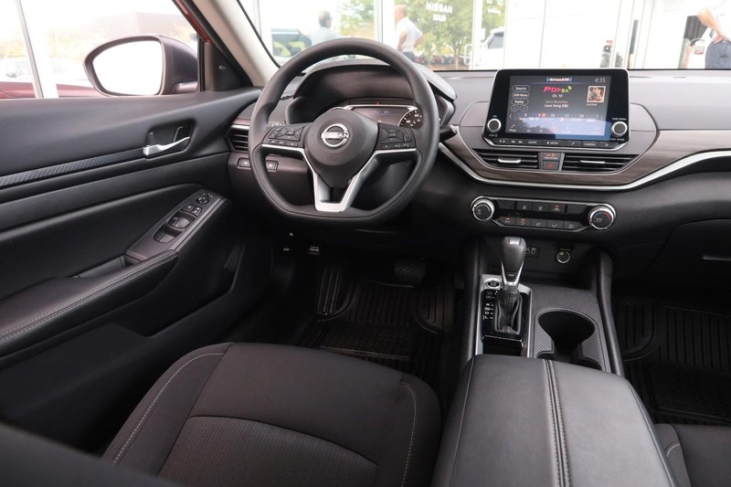 Nissan Altima Vehicle Image 20