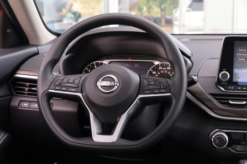 Nissan Altima Vehicle Image 21