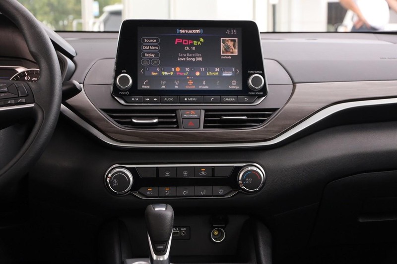 Nissan Altima Vehicle Image 22
