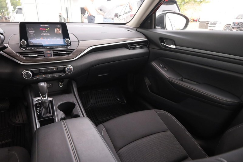 Nissan Altima Vehicle Image 23