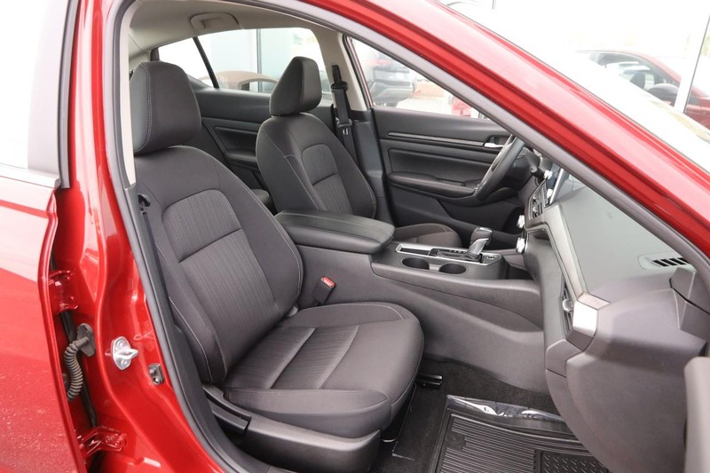 Nissan Altima Vehicle Image 24