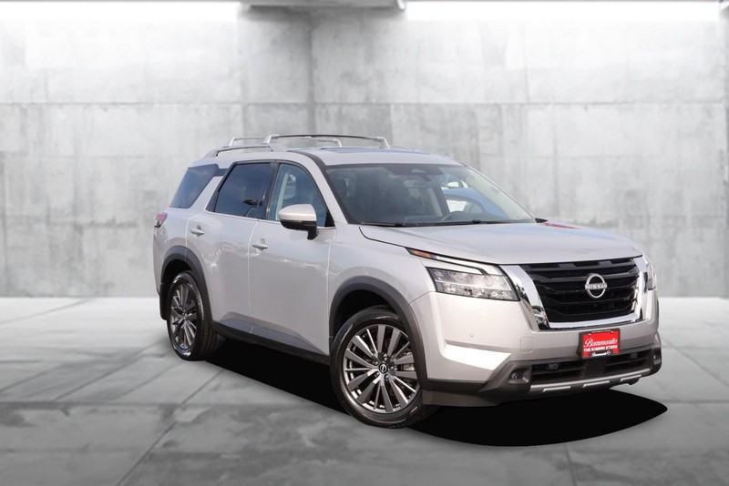Nissan Pathfinder Vehicle Image 02