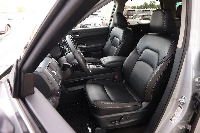 Nissan Pathfinder Vehicle Image 10