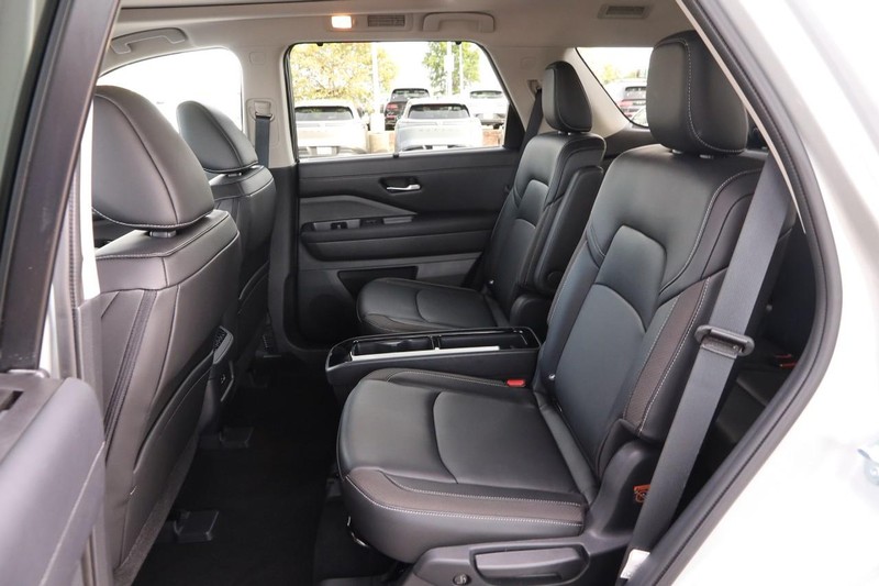 Nissan Pathfinder Vehicle Image 11