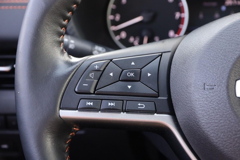Nissan Sentra Vehicle Image 12