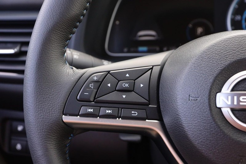 Nissan LEAF Vehicle Image 11