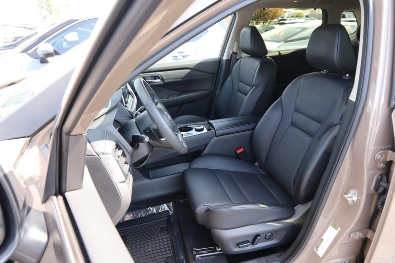 Nissan Rogue Vehicle Image 10