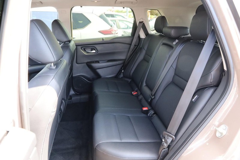 Nissan Rogue Vehicle Image 11