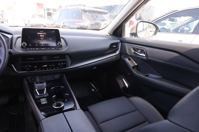 Nissan Rogue Vehicle Image 24