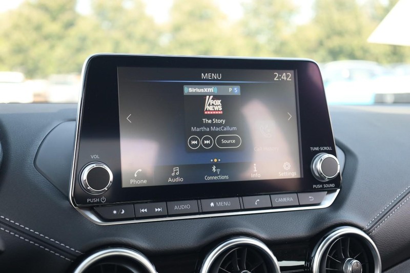 Nissan Sentra Vehicle Image 11