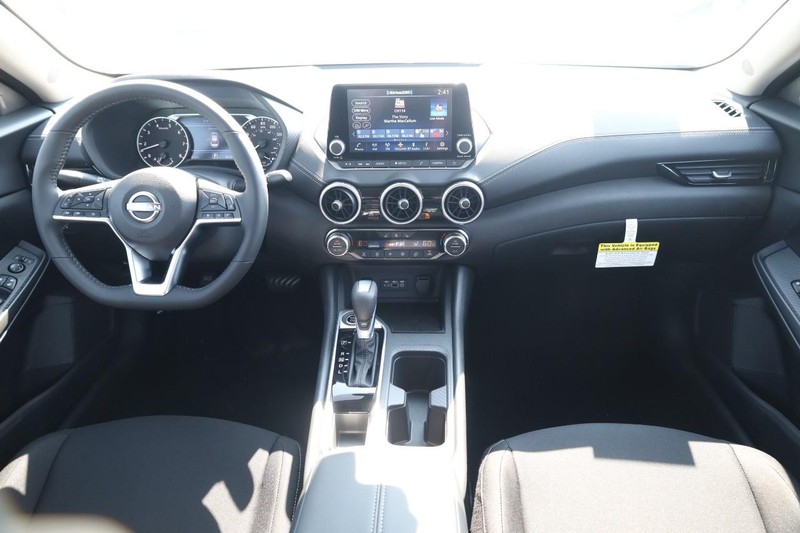 Nissan Sentra Vehicle Image 22