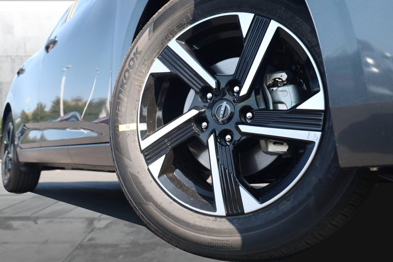 Nissan Sentra Vehicle Image 03