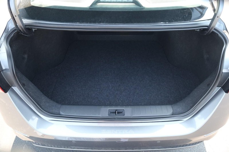 Nissan Sentra Vehicle Image 07