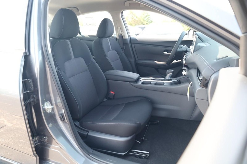 Nissan Sentra Vehicle Image 24