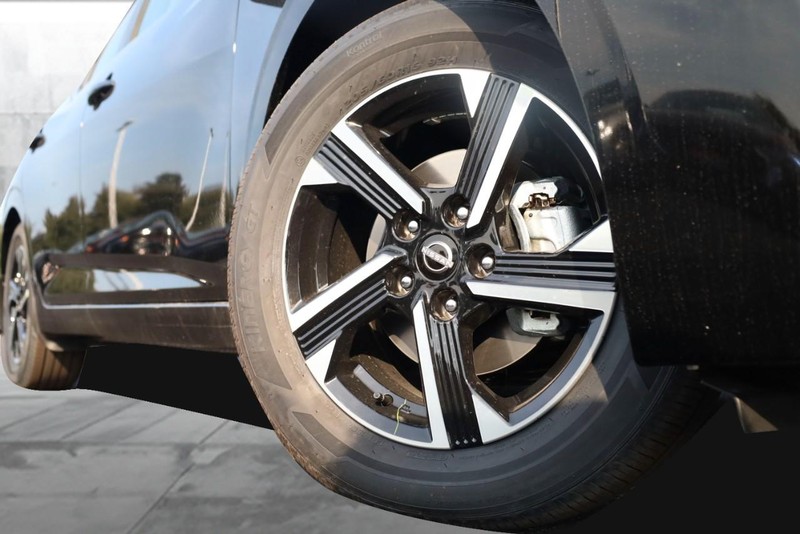 Nissan Sentra Vehicle Image 03
