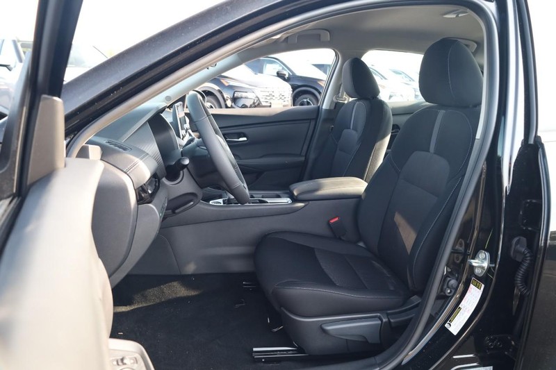 Nissan Sentra Vehicle Image 08