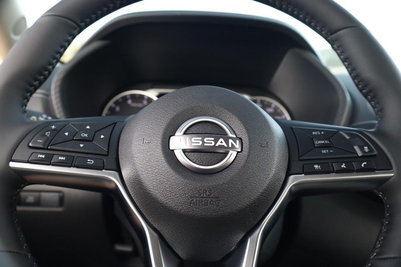 Nissan Sentra Vehicle Image 09