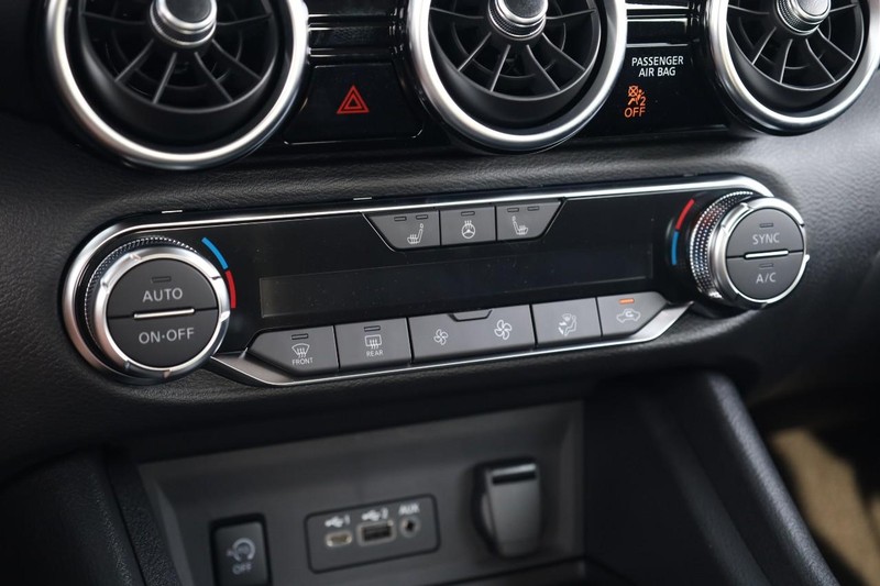 Nissan Sentra Vehicle Image 14