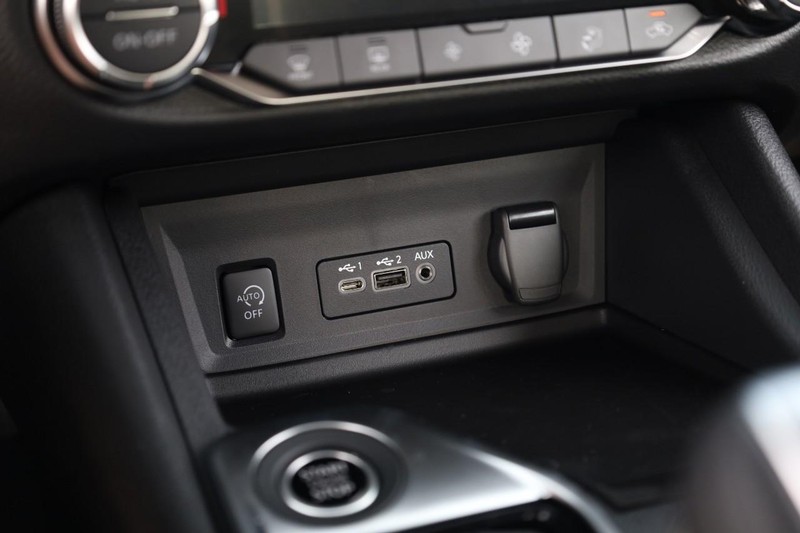 Nissan Sentra Vehicle Image 15