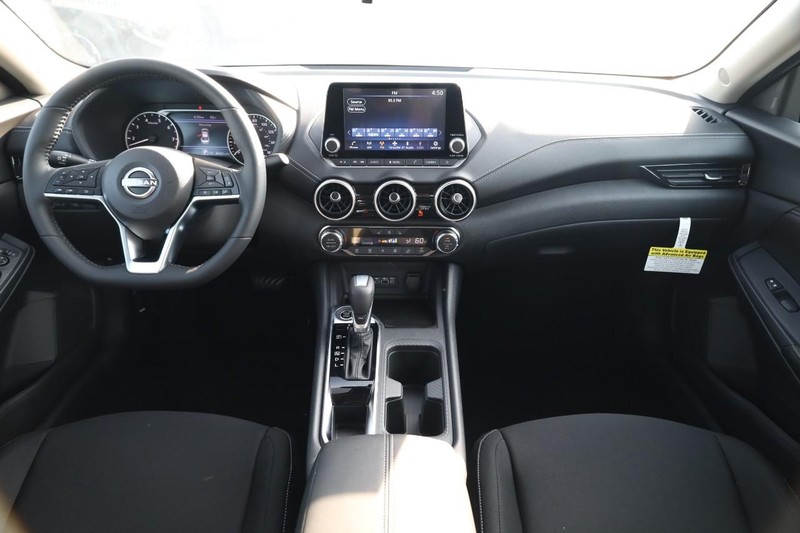 Nissan Sentra Vehicle Image 22