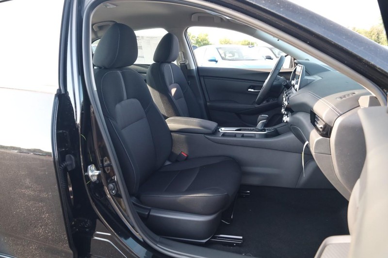 Nissan Sentra Vehicle Image 24