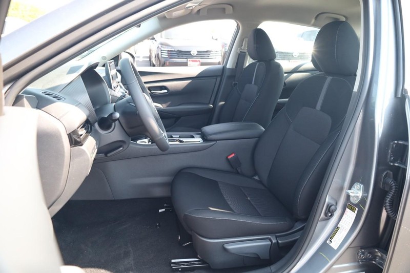 Nissan Sentra Vehicle Image 08