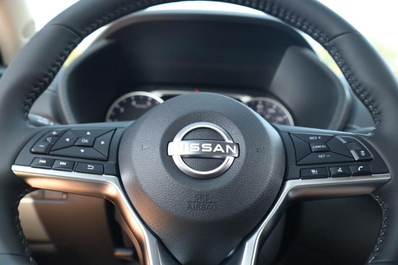 Nissan Sentra Vehicle Image 09