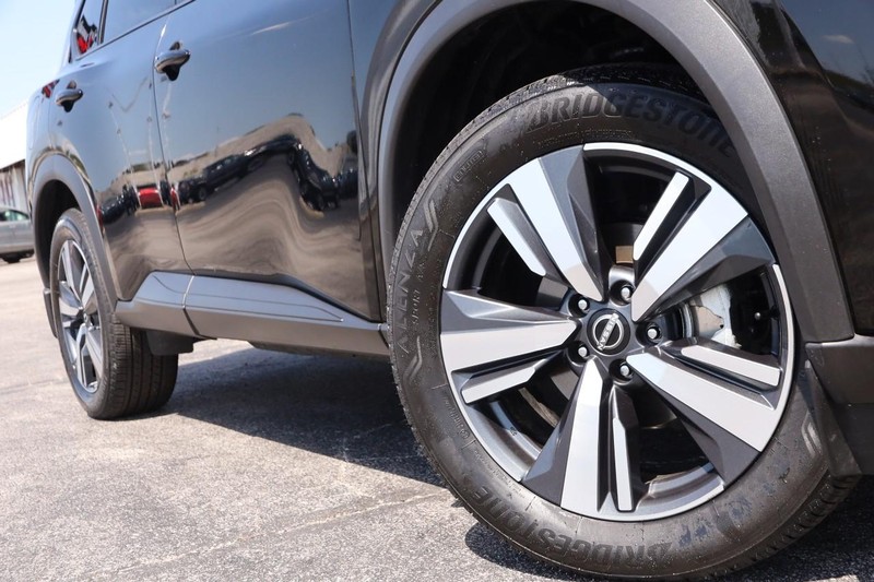 Nissan Rogue Vehicle Image 03