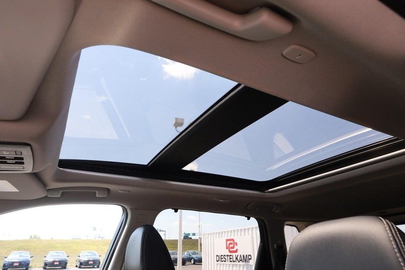 Nissan Rogue Vehicle Image 09