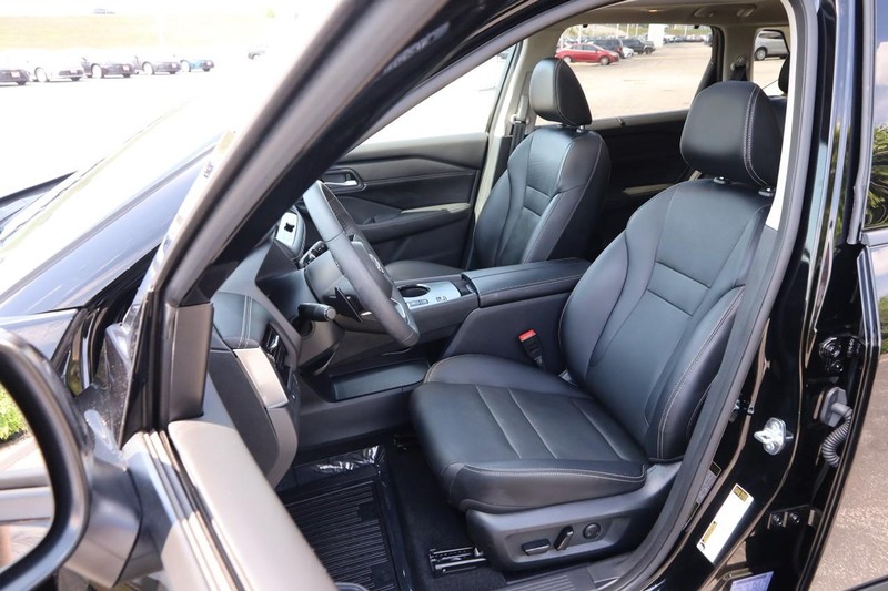 Nissan Rogue Vehicle Image 10