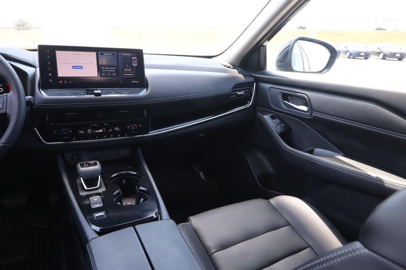 Nissan Rogue Vehicle Image 24