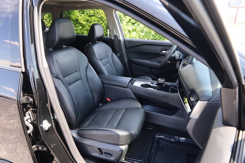 Nissan Rogue Vehicle Image 25