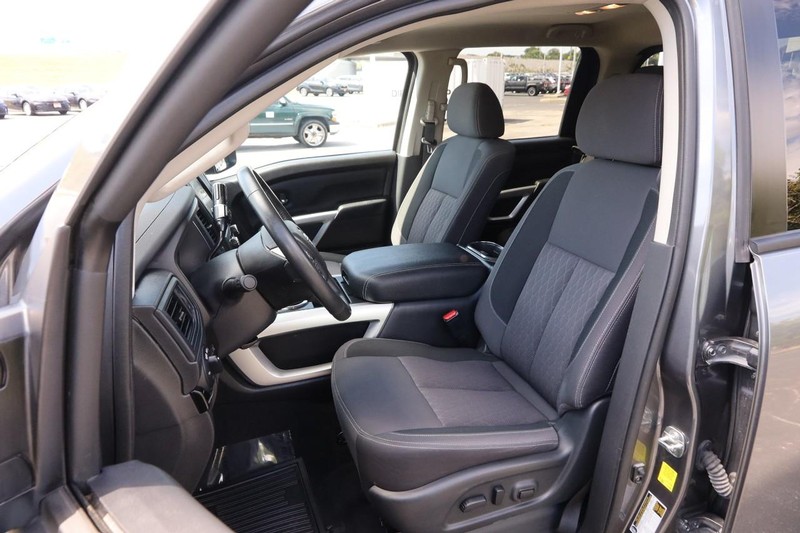 Nissan Titan Vehicle Image 09