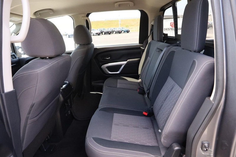 Nissan Titan Vehicle Image 10