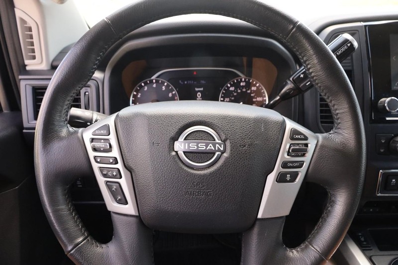 Nissan Titan Vehicle Image 11