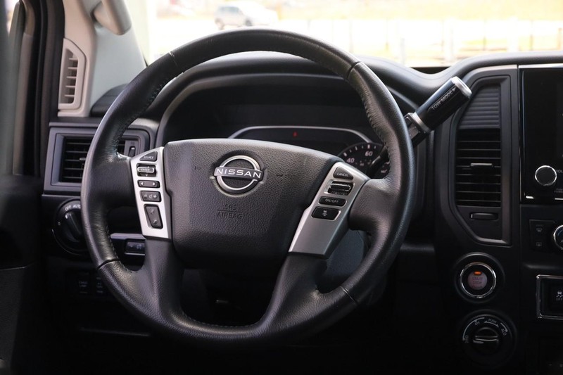 Nissan Titan Vehicle Image 24