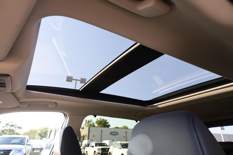 Nissan Rogue Vehicle Image 09