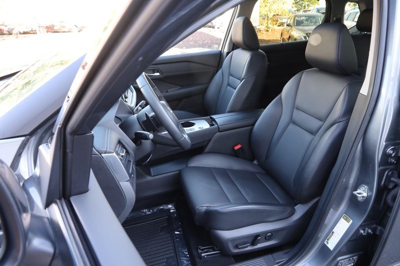 Nissan Rogue Vehicle Image 10