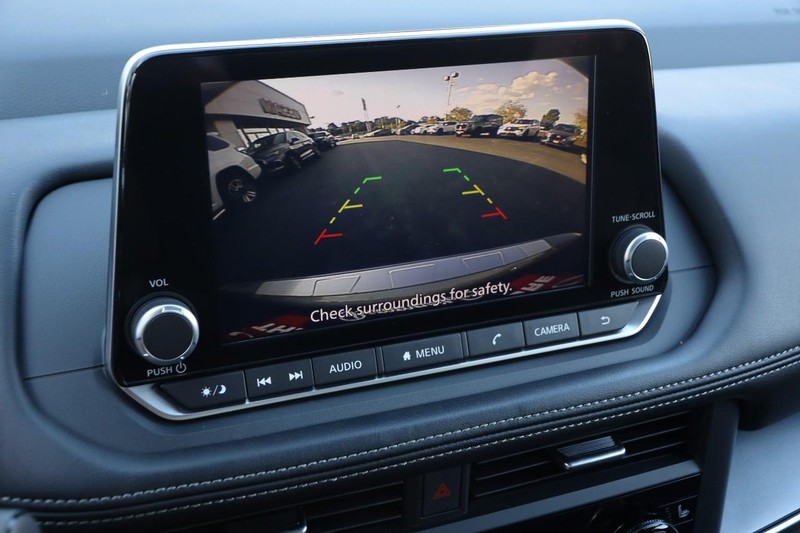 Nissan Rogue Vehicle Image 17